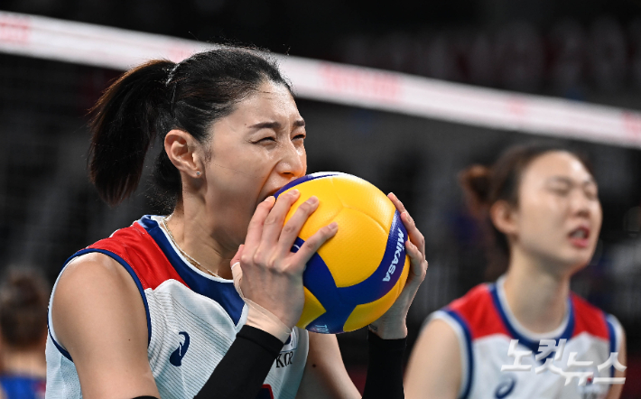 8일 도쿄 고토시 아리아케아리나에서 열린 2020도쿄올림픽 여자 배구 대 세르비아와의 동메달 결정전에서 김연경이 게임이 잘 안 풀리는 않자 공을 입으로 물고 있다. 이한형 기자