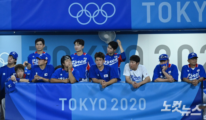 5일 일본 요코하마 스타디움에서 열린 도쿄올림픽 야구 패자 준결승 한국과 미국의 경기. 2-7로 패해 결승 진출이 좌절된 대표팀이 아쉬워하고 있다. 올림픽사진공동취재단