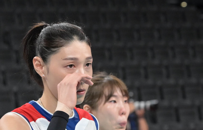 김연경이 8일 도쿄 고토시 아리아케아리나에서 열린 2020도쿄올림픽 여자 배구 세르비아와의 동메달 결정전에서 패한 후 눈물을 닦고 있다. 이한형 기자