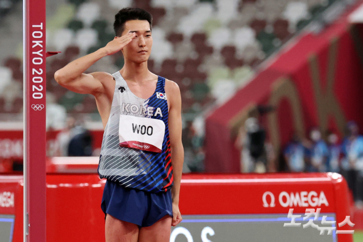 1일 저녁 도쿄 올림픽스타디움에서 열린 도쿄올림픽 육상 남자 높이뛰기 결선에서 우상혁이 2.39m 2차시기에서 실패한 뒤 경례를 하고 있다. 올림픽사진공동취재단