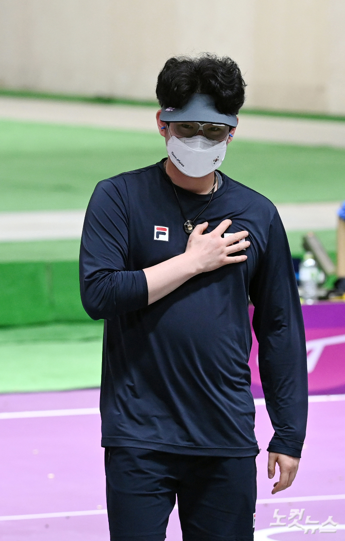 한국의 한대윤이 2일 일본 도쿄 아사카 사격장에서 열린  2020 도쿄올림픽 사격 남자 25m 속사권총 결승에서 4위로 마무리를 하며 가슴에 달린 태극기에 손을 얹고  있다. 박종민 기자