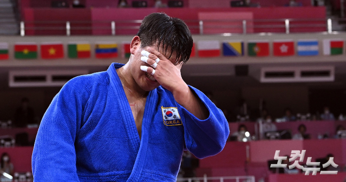 조구함이 29일 일본 도쿄 무도관에서 열린 도쿄올림픽 유도 남자 -100 kg급 결승 경기에서 일본 에런 울프에게 안다리 후리기 한판 패를 당한 후 아쉬워 하고  있다. [올림픽사진공동취재단]