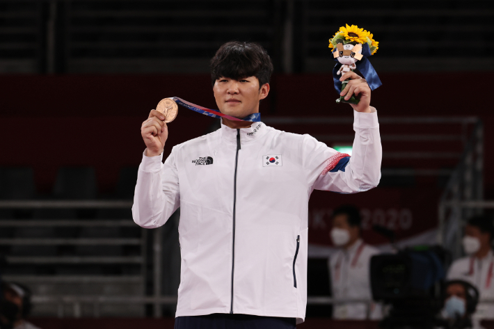 인교돈이 27일 일본 마쿠하리 메세홀에서 열린 도쿄올림픽 남자 태권도 80㎏ 초과급 시상식에서 동메달을 목에 걸고 기념촬영을 하고 있다. [올림픽사진공동취재단]