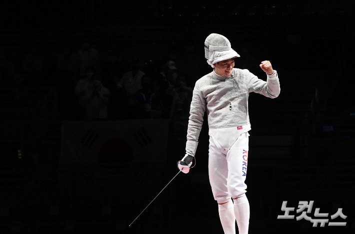 오상욱이 28일 일본 지바 마쿠하리 메세 B홀에서 열린 2020 도쿄올림픽 펜싱 남자 사브르 단체 결승전 이탈리아와의 경기에서 승리한 뒤 주먹을 불끈 쥐고 있다. 올림픽사진공동취재단