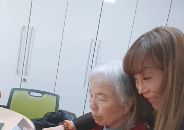 생전의 김말순(왼쪽) 여사와 함께한 조수미. 조수미 페이스북 캡처