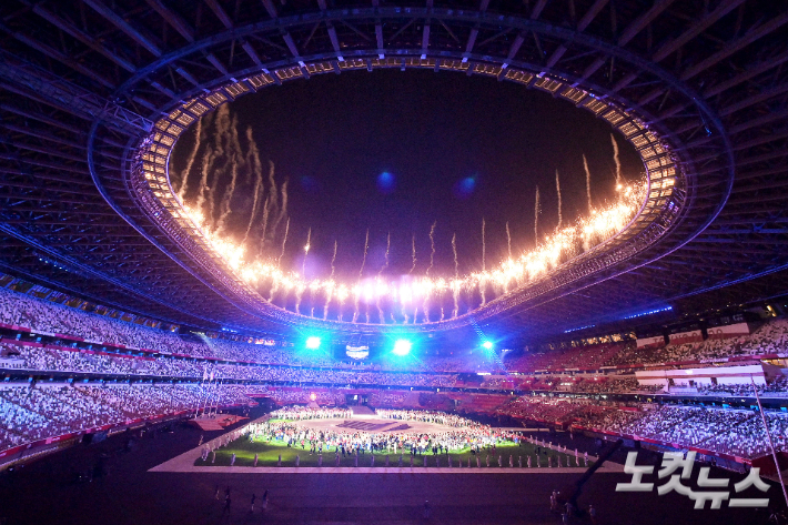 8일 도쿄올림픽 스타디움에서 열린 2020도쿄올림픽 폐회식에서 화려한 불꽃이 주경기장 하늘을 수놓고 있다. 올림픽사진공동취재단