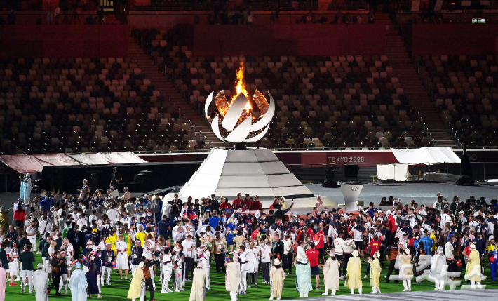 지난 8일 도쿄올림픽 스타디움(신국립경기장)에서 열린 2020도쿄올림픽 폐회식에서 각국 국기들이 펄럭이고 있다. 올림픽사진공동취재단