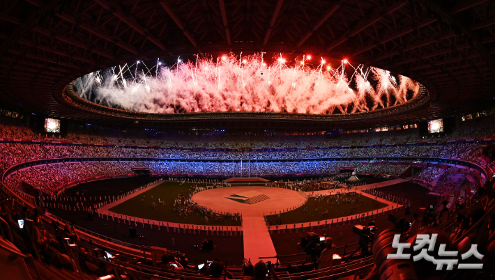 지난 8일 도쿄올림픽 스타디움에서 열린 2020도쿄올림픽 폐회식에서 경기장 위로 마지막 불꽃이 터지고 있다. 올림픽사진공동취재단