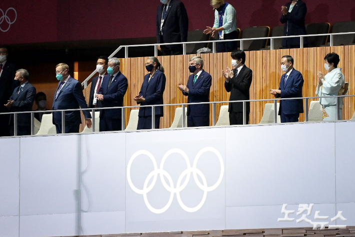 지난 8일 도쿄스타디움에서 열린 2020도쿄올림픽 폐회식에 참석한 토마스 바흐 IOC 위원장, 일본 스가 총리 등 내빈들이 박수를 치고 있다. 올림픽사진공동취재단