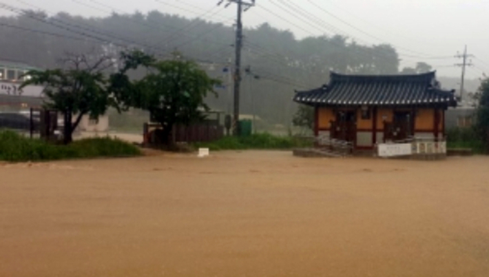 지난 8일 물에 잠긴 경포대 주차장. 연합뉴스