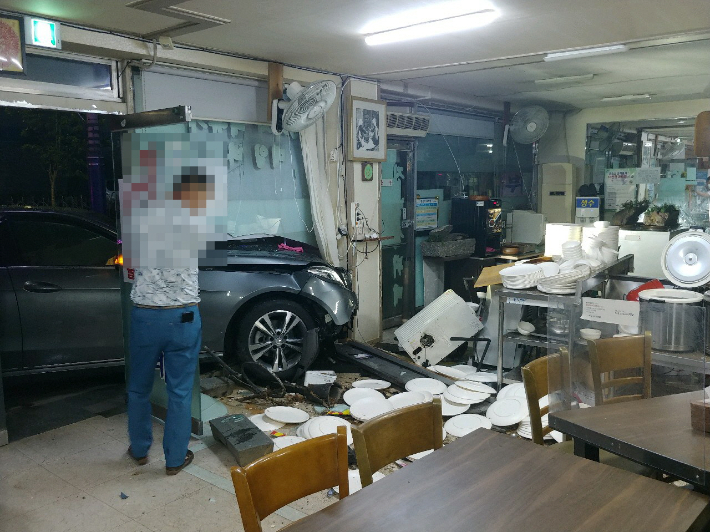 부산에서 만취 운전자가 식당으로 돌진했다. 부산경찰청 제공