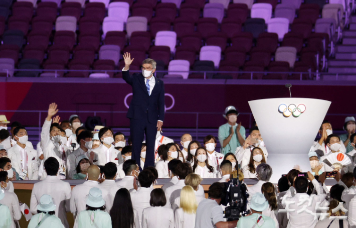 지난달 23일 올림픽 스타디움(신국립경기장)에서 열린 2020도쿄올림픽 개회식에 토마스 바흐 IOC 위원장이 인사를 하는 모습. 올림픽사진공동취재단