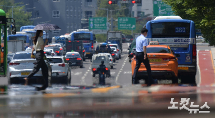 도로에 아지랑이가 피어오르고 있다. 박종민 기자