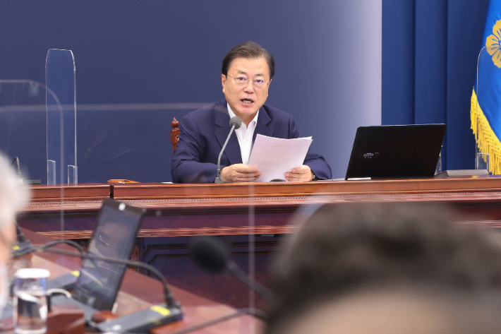 문재인 대통령이 9일 청와대에서 열린 수석·보좌관회의에서 발언하고 있다. 연합뉴스