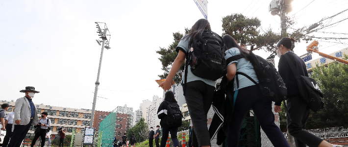 수도권 중학교 등교수업이 확대된 14일 학생들이 서울 동대문구 장평중학교로 등교하고 있다. 사진공동취재단