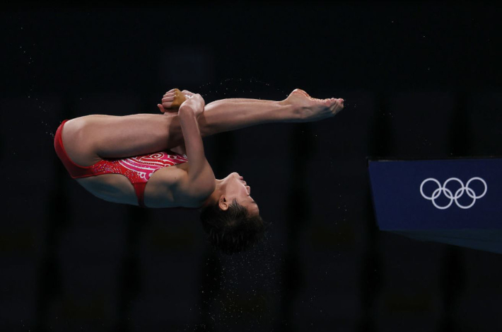 중국의 다이빙 국가대표 취안홍찬이 지난 5일 열린 2020 도쿄올림픽 여자 10m 플랫폼 결승 경기에서 다이빙을 하고 있다. 도쿄올림픽 공식 홈페이지 캡처