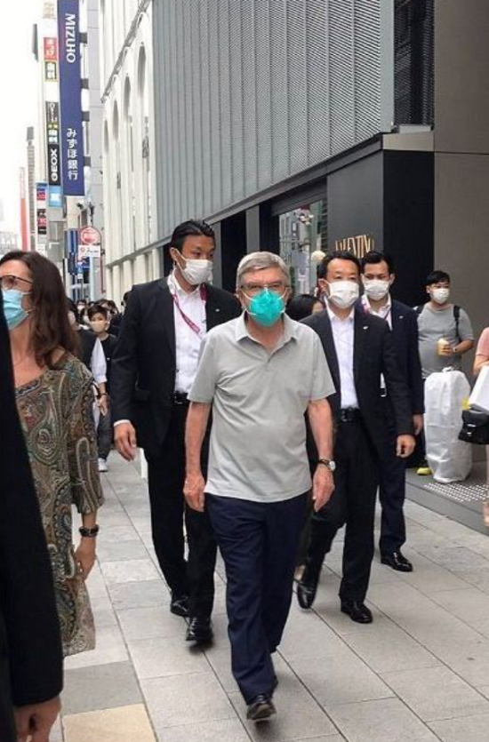 토마스 바흐 IOC 위원장으로 추정되는 인물이 지난 9일 도쿄 긴자 거리를 걷고 있다. 도쿄신문 캡처