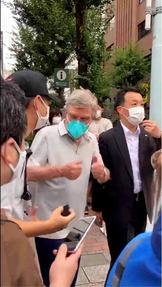 토마스 바흐 IOC 위원장으로 추정되는 인물이 지난 9일 도쿄 긴자 거리를 걷고 있다. 유튜브 캡처