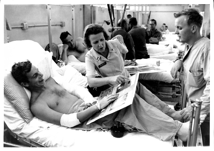 베트남전에 참전했다가 부상을 당한 미군 장병들이 적십자 측의 봉사를 받고 있다. 출처: NARA