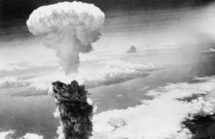 1945년 8월 9일 일본 나가사키에 원자폭탄이 투하된 후 거대한 버섯 모양의 구름이 솟아오르는 모습. 연합뉴스