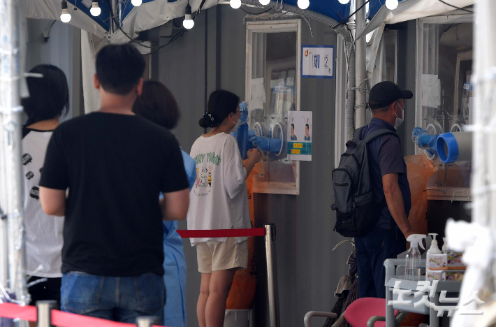 서울역광장 임시선별검사소에서 시민들이 코로나19 검사를 받고 있다. 박종민 기자