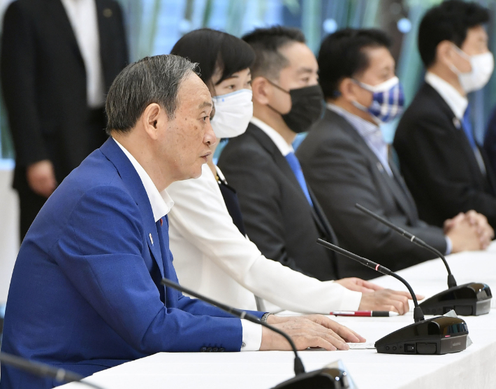 왼쪽부터 스가 일본 총리와 마루카와 다마요 올림픽장관. 연합뉴스