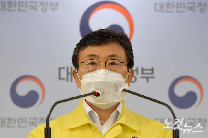 권덕철 보건복지부 장관이 수도권 거리두기 4단계 관련 브리핑을 하고 있다.  박종민 기자
