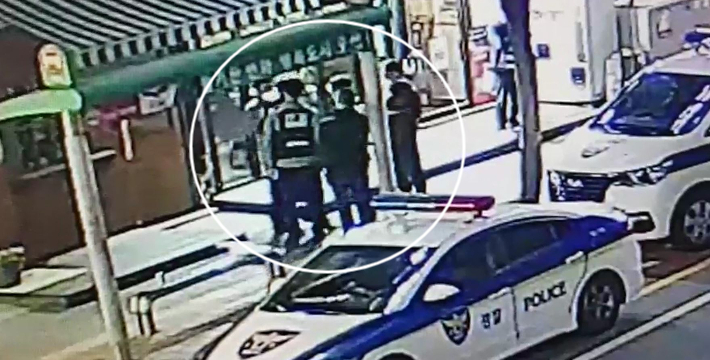 지난 5월 경기 오산시 한 택시승강장에서 마스크 착용을 거부한 20대가 경찰과 대치하고 있는 모습. 경기남부경찰청 제공