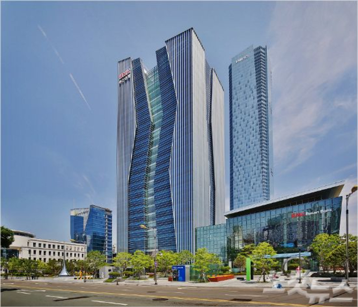 BNK부산은행 사옥. 부산은행 제공