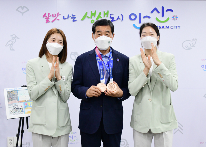 기념촬영을 하고 있는 윤화섭 안산시장(가운데)와 최수연(왼쪽)·서지연(오른쪽) 선수. 안산시 제공