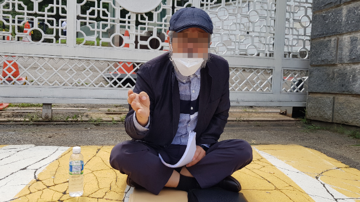 11일 군 검찰 수사심의위 결과에 반발해 국방부를 항의 방문한 A중사 아버지. 김형준 기자
