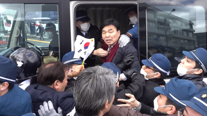 국내 시민단체 독도수호전국연대 최재익 의장이 일본을 방문하자 현지 극우단체가 그를 둘러싸고 있다. MBC 제공