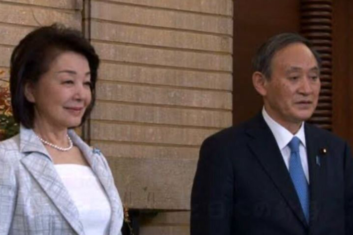 일본 극우 언론인 사쿠라이 요시코(왼쪽)와 스가 요시히데 일본 총리. 온라인 커뮤니티 캡처