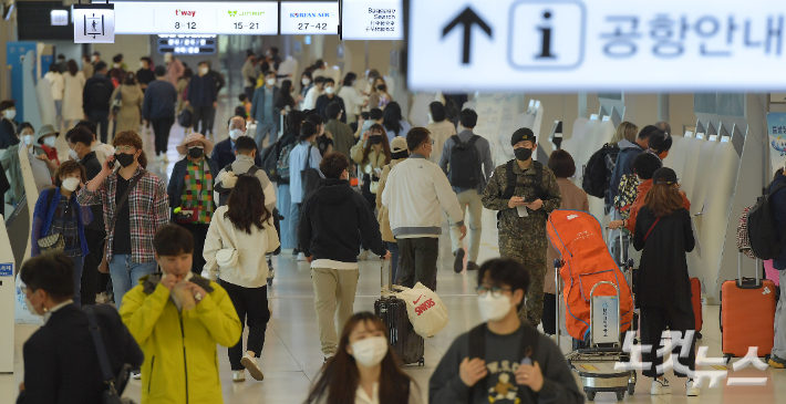 김포공항 국내선 청사에서 여행객들이 발걸음을 옮기고 있다. 박종민 기자
