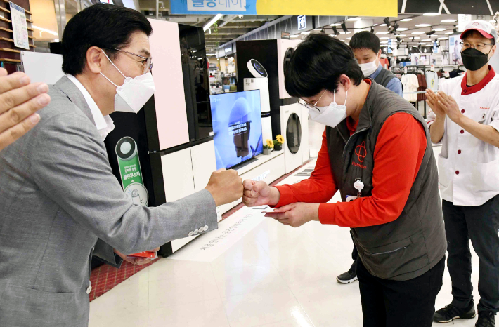 이제훈 홈플러스 사장(왼쪽)이 점포를 방문해 현장 직원과 인사를 나누고 있다. 홈플러스 제공 