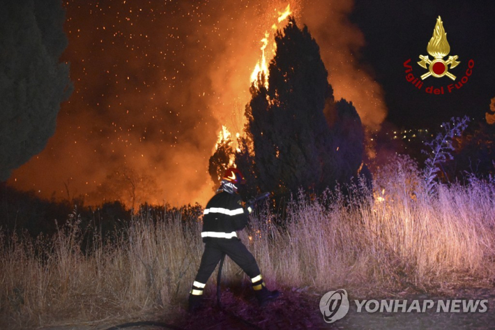이탈리아 시칠리아에서 발생한 산불을 진화하는 소방관. 연합뉴스