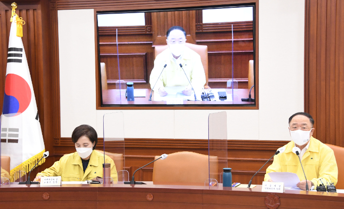홍남기(오른쪽) 경제부총리 겸 기획재정부 장관이 12일 정부서울청사에서 '제43차 비상경제 중앙대책본부 회의'를 주재하고 있다. 기재부 제공