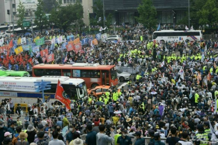 보수단체 집회 참가자들이 지난해 8월 15일 서울 종로구 광화문광장에서 8·15 광복절 맞아 집회를 하기 위해 모여 있는 모습. 이한형 기자