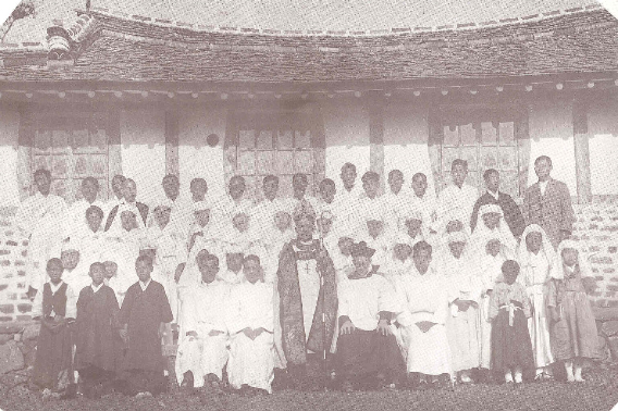 새로 견진성사를 받은 송모리교회 교인들(1932). 평화를일구는사람들 제공.