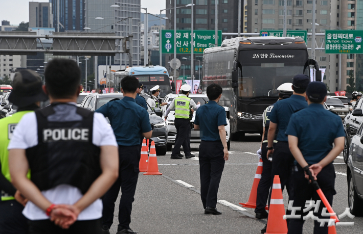 경찰서 관계자들이 집회차량을 검문하고 있다. 이한형 기자