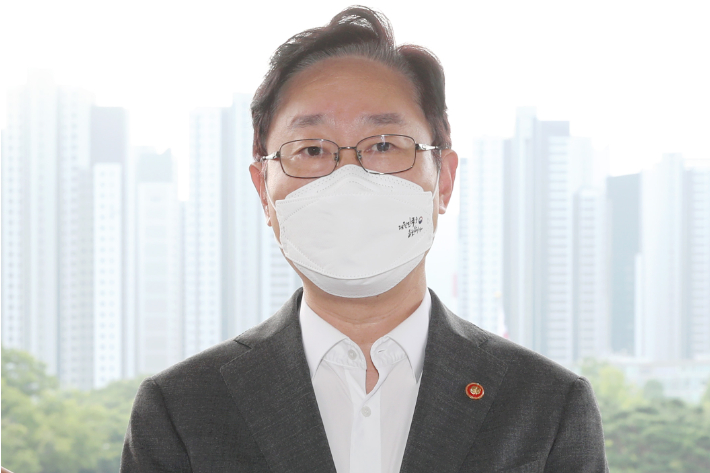 박범계 법무부 장관이 과천 법무부 청사로 출근하며 취재진 질문에 답변하는 모습. 연합뉴스