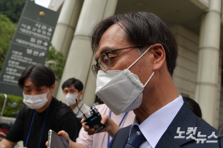 압수수색 과정에서 한동훈(47·사법연수원 27기) 검사장을 폭행한 혐의로 재판에 넘겨진 정진웅(52·29기) 울산지검 차장검사가 1심 선고 공판을 마친 뒤 서울중앙지법을 나서는 모습. 박종민 기자