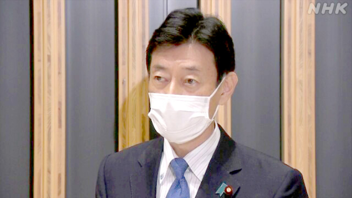 야스쿠니 신사를 참배한 니시무라 경제재생상. NHK캡처