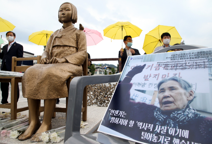 지난해 8월 14일 시민단체들이 위안부 피해자 기림의날 기자회견을 열고 김학순 할머니 손팻말과 소녀상을 나란히 전시한 모습. 연합뉴스