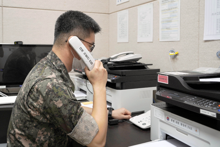 지난 7월 27일 남북 간 통신연락선이 복원되자 군 관계자가 서해지구 군 통신선을 활용해 시험 통화를 하는 모습. 국방부 제공