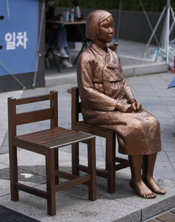 지난 13일 오후 서울 종로구 옛 일본대사관 앞에 세워져 있는 평화의 소녀상 모습. 세계 일본군 위안부 기림일은 1991년 8월 14일 고 김학순 할머니가 생전에 최초로 피해 사실을 증언한 것을 기리기 위해 2012년 12월 일본군 위안부 문제 해결을 위한 아시아연대회의에서 8월 14일로 정했다. 연합뉴스