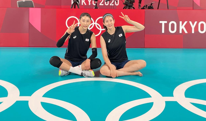 도쿄올림픽 배구 코트에서 포즈 취한 김연경(왼쪽)과 김수지. 김수지 제공