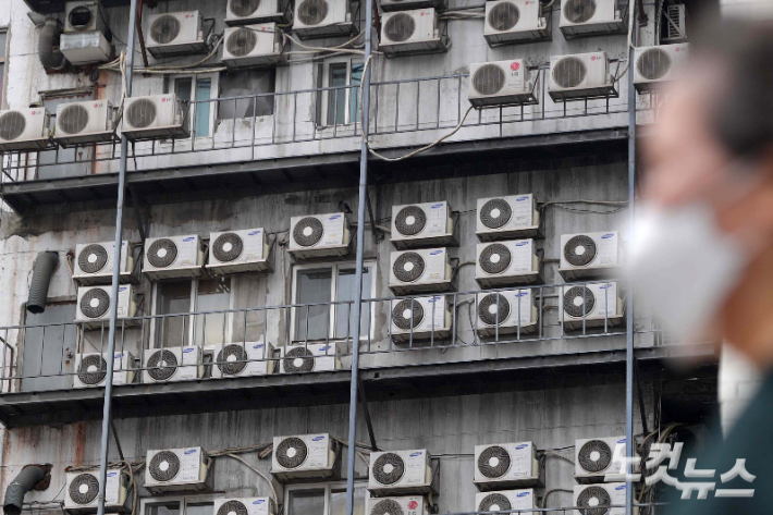 서울의 한 건물에 에어컨 실외기가 가득 설치된 모습. 박종민 기자
