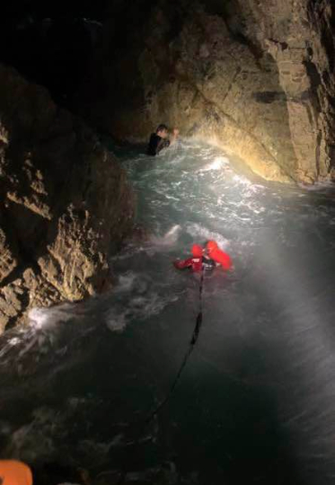 갯바위 고립객을 구조중인 포항해경. 포항해경 제공
