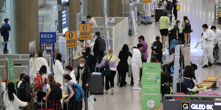 해외 입국자들로 붐비는 영종도 인천국제공항 제1여객터미널. 연합뉴스
